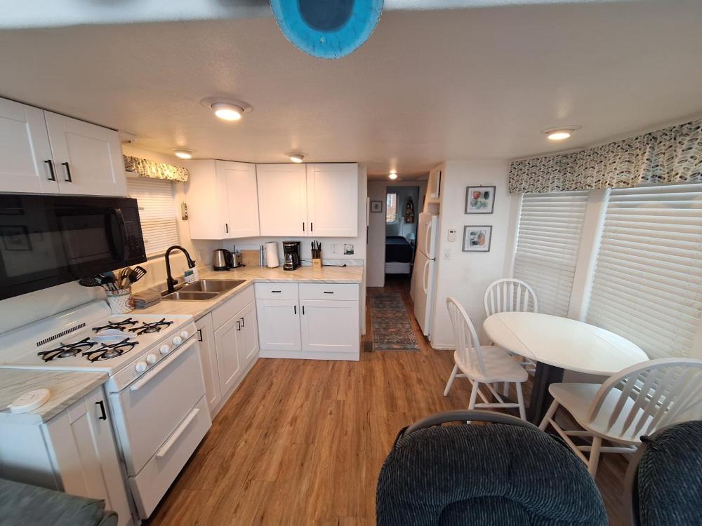 Oceanfront Cabin 4 with Jacuzzi & Stunning Views